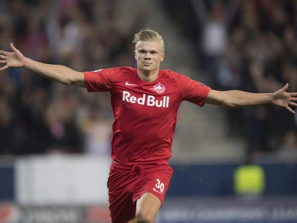 黑牛策略 历史上的今天：哈兰德在欧冠首秀中上演帽子戏法